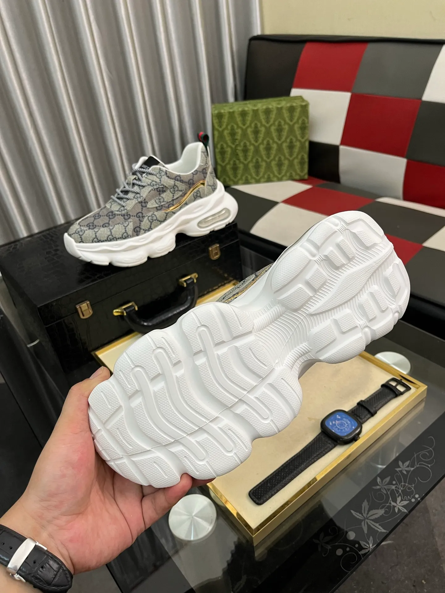 Men's shoes💰438⌚️⌚️[Gucci] Gucci's new men's genuine leather casual shoes, the highest version on the market, any comparison is welcome🆚! The original leather has excellent texture and is super high-end! Fetal sheep net lining imported from Italy, removable pad! Luxurious materials and fine workmanship, highly recommended! Code number: 38-444️⃣Colors available